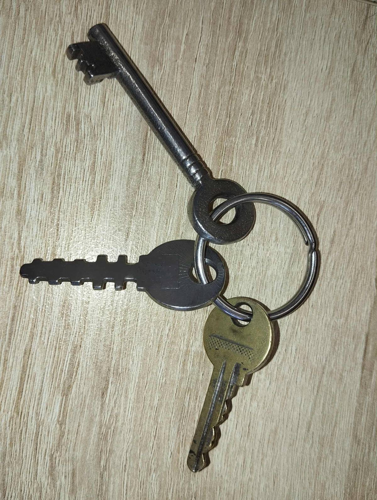 Dnes byly v Prachovicích na sídlišti Bučina nalezeny klíče. K vyzvednutí v pokladně OÚ.