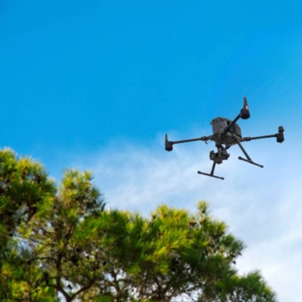 Z pověření ČEZ Distribuce bude od 22.10. do 7.11.2025 prováděn v katastru obce Hřebeč a jejím okolí monitoring a kontrola ořezu vegetace zasahující do ochranného pásma vedení vysokého a velmi vysokého napětí za použití dronů.