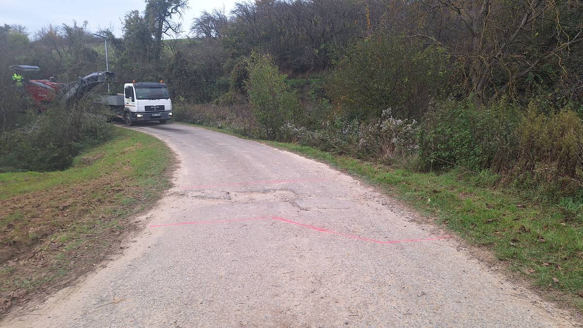 V naší obci momentálně probíhají opravy komunikací. Upozorňujeme občany na zvýšený pohyb těžké techniky a na odfrézovanou vozovku na některých místech. Místa jsou označena, prosíme o opatrnost.