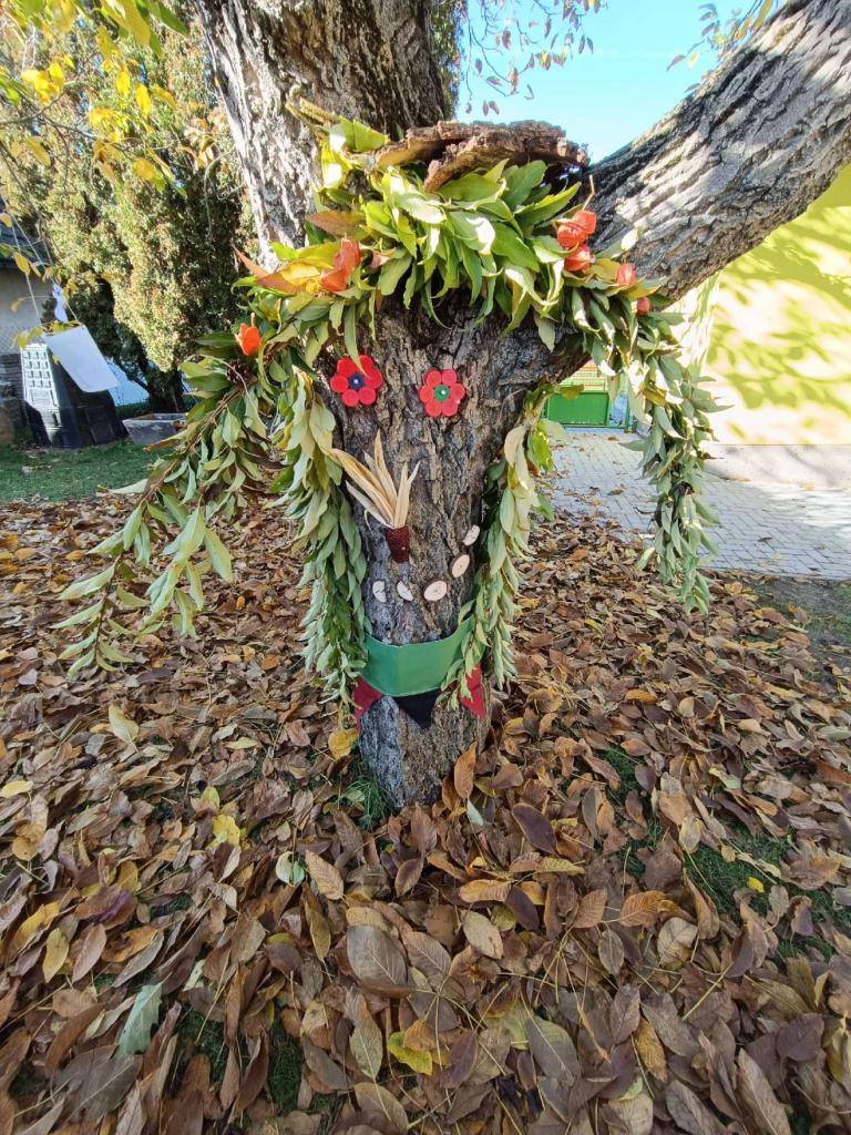 Jednou z činností na Den stromů je "výroba" bytosti, která bydlí na stromě, může to být holka nebo kluk. Podívejte se, jak se nám letos povedla stromová víla.