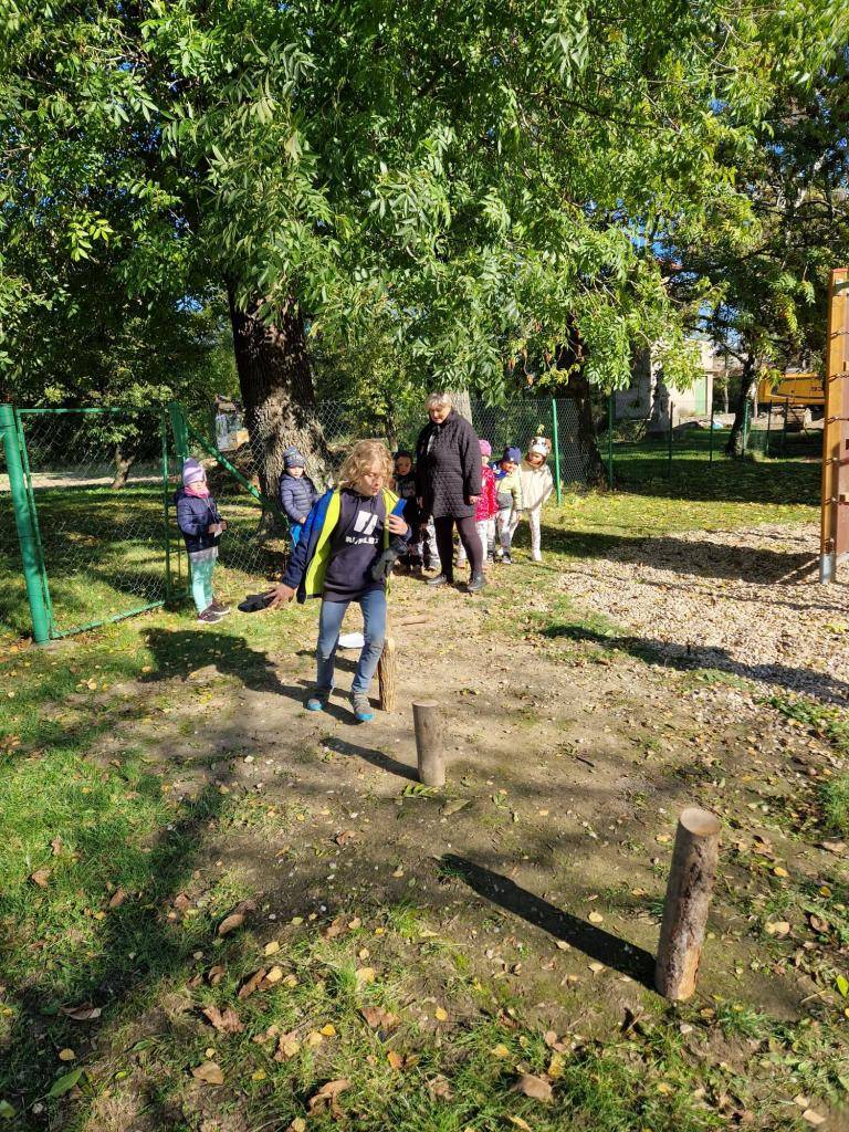 Den stromů trávíme v přírodě - plníme přírodovědné úkoly výtvarné, znalostní, pohybové i jiné. Navíc v tento den k nám na zahradu přichází děti z naší krchlebské školky a plní úkoly, které jsme pro ně připravili. My se naopak těšíme na úkoly, které na nás čekají na školkové zahradě.