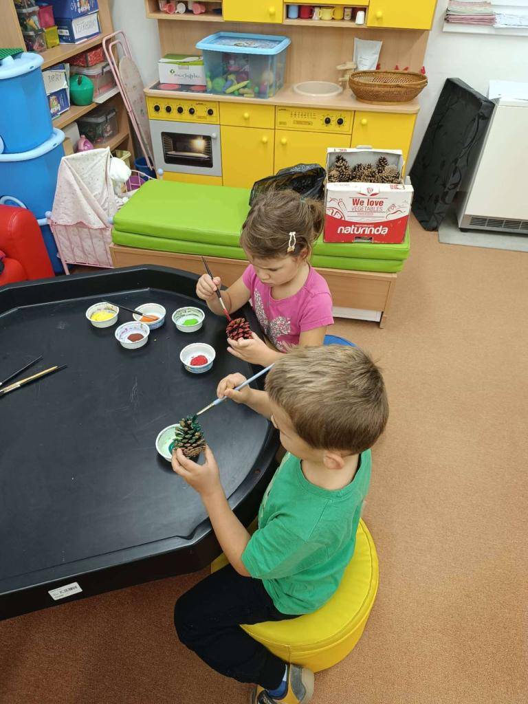 O trochu více než obvykle se na Den stromů věnujeme přírodě v různých směrech. Máme spoustu vlastních činností - stavíme, modelujeme, malujeme, různě tvoříme uvnitř i venku. Navíc v tento den navštěvujeme naši krchlebskou ZŠ, kde na zahradě plníme ekologické úkoly.