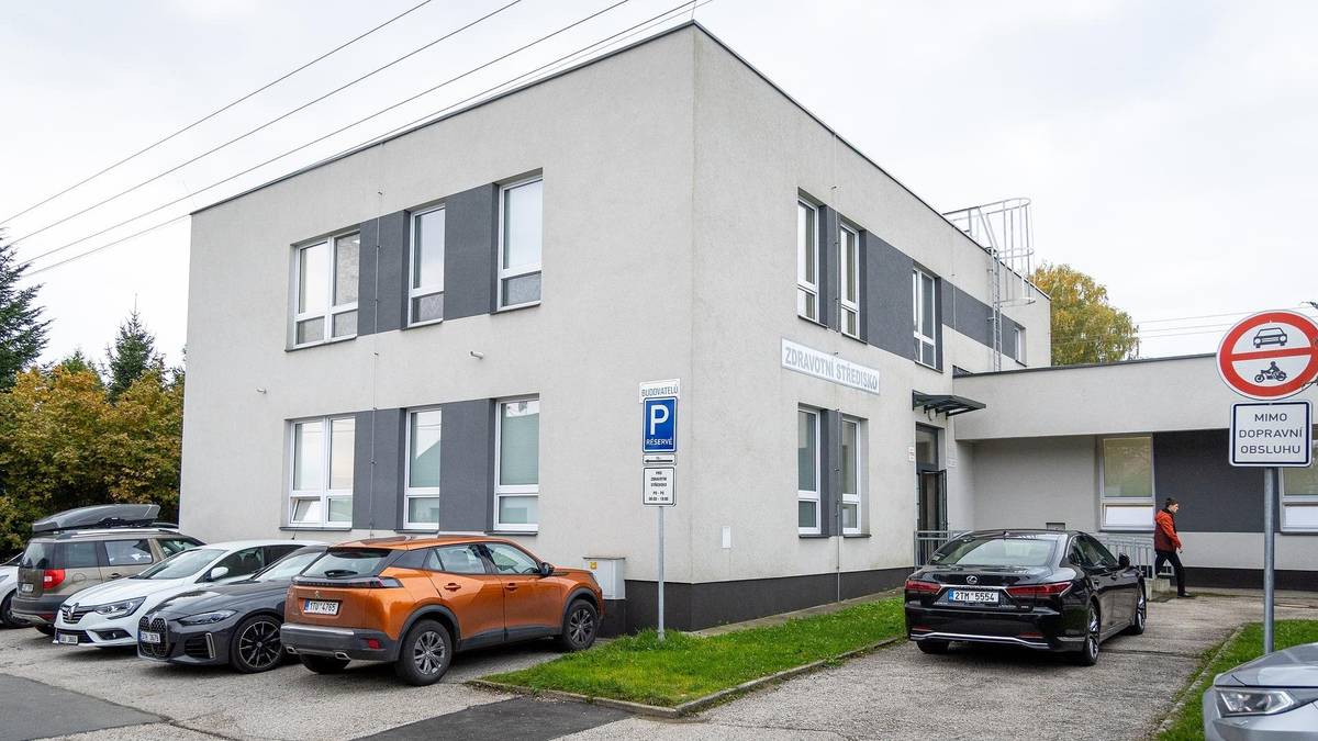 Nová plicní ambulance na ulici Budovatelů 991/20b v Prostřední Suché poskytuje komplexní diagnostickou a léčebnou péči pacientům s akutními i chronickými onemocněními dýchacího ústrojí. Pracoviště je vybaveno moderní technikou a nabízí komplexní vyšetření, prevenci i individuální přístup ke každému pacientovi. Ten si užil také havířovský primátor Ondřej Baránek, který byl v pátek 17. října 2025 ambulanci slavnostně otevřít, a při té příležitosti si moderní diagnostické přístroje i vyzkoušel.  „Někomu to možná bude připadat zvláštní, ale já jsem si návštěvu nové plicní ambulance v Havířově náramně užil. Vyzkoušel jsem si zajímavé přístroje a milá paní lékařka Olga Žernosek mi vysvětlila, že všem stálým i budoucím pacientům, spolu se svým týmem, nabízí komplexní plicní vyšetření – bodypletyzmografii, spirometrii, difuzi, preventivní program pro časný záchyt rakoviny plic, screening spánkové apnoe či léčbu plicních onemocnění, například infuzní a inhalační léčbu nebo oxygenoterapii. Jsem rád, že plníme jednu z našich dlouhodobých strategií zaměřenou na zajištění kvalitních zdravotnických služeb a dostatek specialistů v oboru lékařství pro naše občany přímo v místě bydliště, tedy u nás v Havířově,“ uvedl po návštěvě nové ambulance primátor Havířova Ondřej Baránek. https://havirov-city.cz/aktuality/primator-otevrel-novou-plicni-ambulanci-havirove