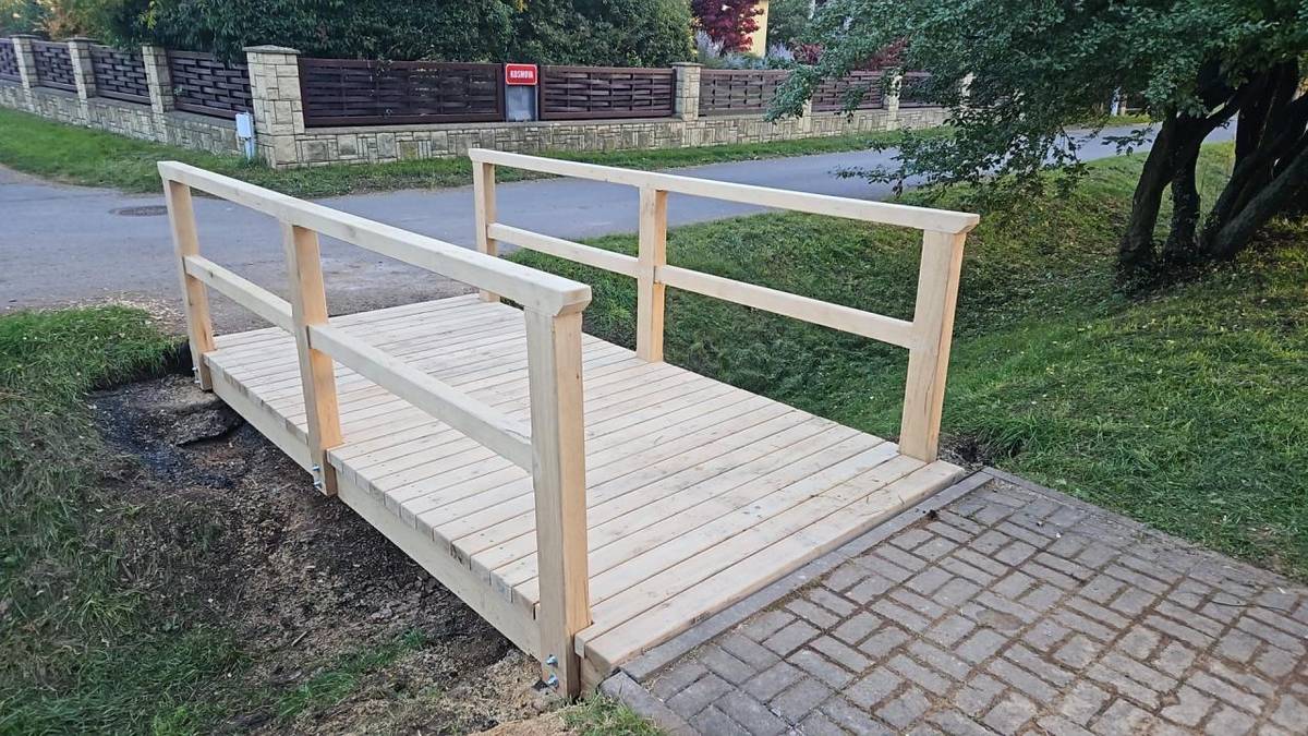 S radostí oznamujeme, že rekonstrukce dřevěné lávky spojující ulici Kosmova a Pod Hájem byla dokončena a je nyní možné ji využívat.