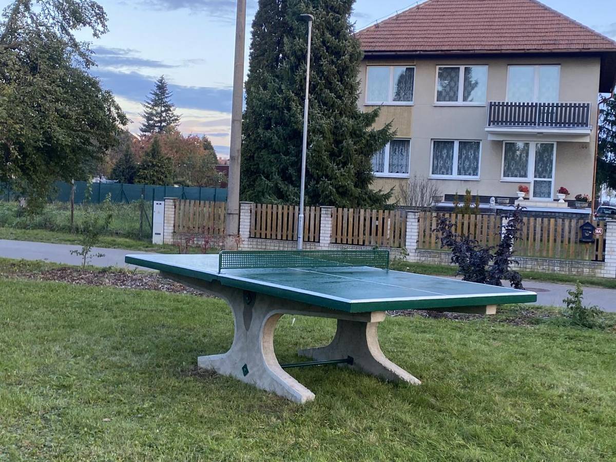U workoutového hřiště byl dnes nainstalován nový pingpongový stůl, který je určen pro širokou veřejnost. Vyzýváme všechny, aby si přišli zahrát a strávili příjemný čas venku.