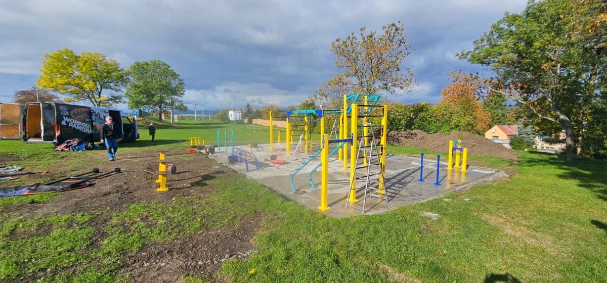 Informujeme naše občany, že práce na výstavbě nového workoutového hřiště pokračují v plném proudu. V současné době probíhá montáž posilovacích prvků, následovat bude aplikace gumového povrchu. Konec výstavby předpokládáme na konec října a poté nás čeká  exhibice profesionálních  workoutistů.