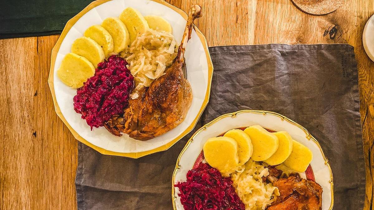 Hostinec U kristiána Vás zve na SVATOMARTINSKÉ MENU pátek 7.11.2025 od 17 hod. sobota 8.11. a  neděle 9.11.2025 od 11 hod.  Pečená husí čtvrtka, 2 druhy zelí a 2 druhy knedlíků. Polévka – husí kaldoun. Možný i výdej do jídlonosičů Objednávky do středy 5.11.2025 osobně v hostinci u obsluhy nebo na tel: 774 077 438