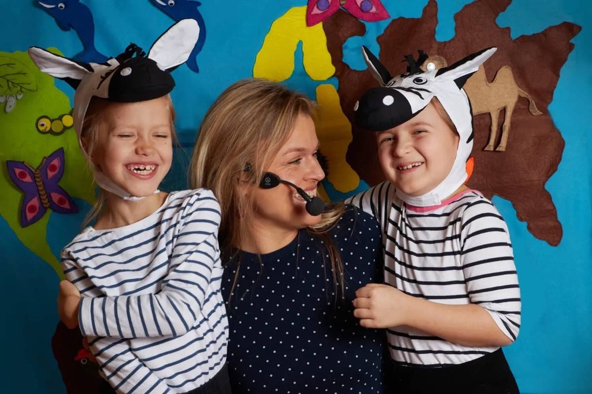 👩🎤 Dana Pechánková – zpěvačka a autorka písní pro děti i dospělé Přijďte si užít zábavné a vzdělávací hudební pásmo, kde se děti stanou součástí příběhu! 🎤 Živě zpívané písničky 🦔 Děti se zapojují: tleskají rytmus, tančí, hrají pantomimu, oblékají kostýmy zvířat 🌍 Po každé písni umisťují látková zvířátka do mapy světa 🎵 Písně jako Ježek, Chobotnice, Tučňák, Velbloudi, Motýl, Světlušky, V moři je to príma 🦙 Na akci dorazí i živá zvířata! – děti se s nimi budou moci seznámit zblízka. 📚 Program podporuje rozvoj podle RVP PV – koordinaci pohybů, poznávání zvířat, rytmizaci, práci s instrukcemi 📅 Termín konání: 23.10.2025 od 16:00 hod. 📍 Místo konání: Kraslický šnek 🎟️ Vstupné: 150 Kč/dítě 🔗 Více o Daně Pechánkové: www.danapechankova.cz