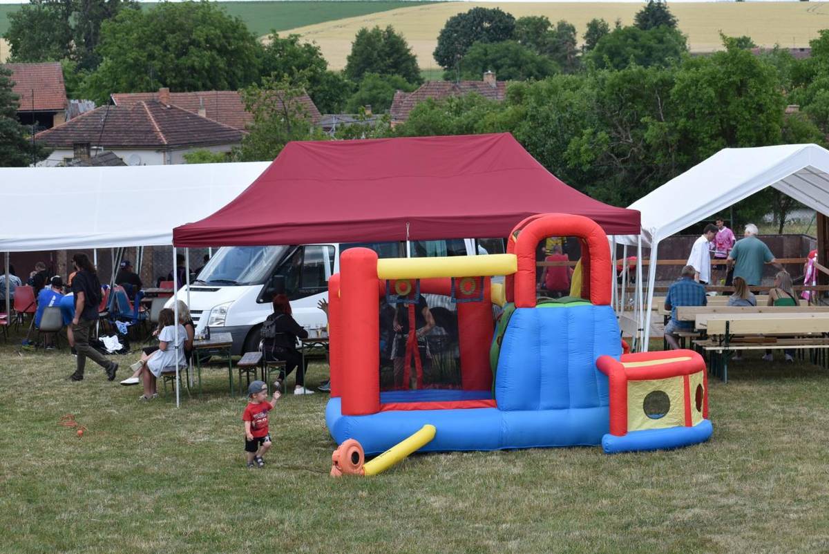 Tradiční Černíkovická pouť proběhla v sobotu 1. července 2023 v přírodním areálu. Pořadatelem a hlavním sponzorem byla Obec Černíkovice.