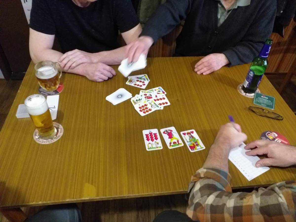 Prvního turnaje v karetní hře Prší, již pořádala obec Dřevec, se zúčastnilo šest zástupců z Černíkovic. Soutěž se jim nadmíru vydařila, když jeden z Černíkovických se stal celkovým vítězem.