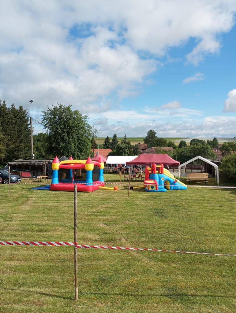 Dne 22.06.2024 se v naší obci uskutečnil tradiční hokejbalový turnaj spojený s pouťovou zábavou. Sportovní výkony byly po zásluze odměněny, děti si užily pouťové atrakce a pro dospělé návštěvníky bylo připraveno občerstvení a hudební doprovod k zábavě a tanci.