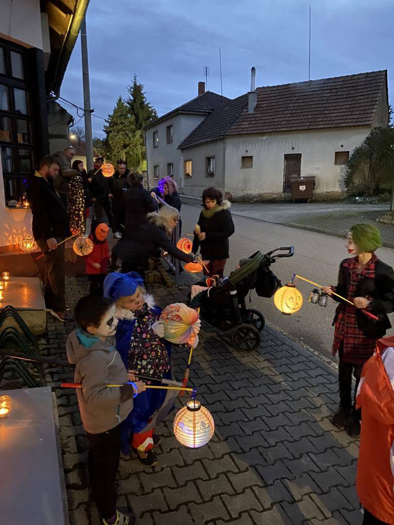 Obyvatelé Černíkovic opět připravili pro své děti oslavu Halloweenu. V letošním roce se malí i velcí účastníci sešli 4. listopadu a společně se vydali na lampiónový průvod, kde na ně čekalo několik překvapení, včetně ohňostroje. Na závěr bylo pro odvážná strašidla připraveno posezení s občerstvením.