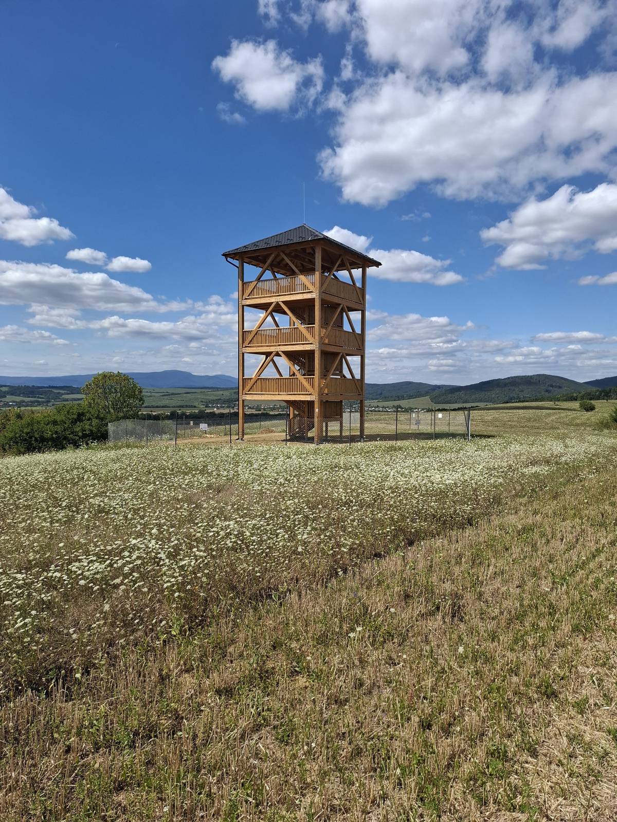 Obec Kladzany oznamuje, že vyhliadková veža nad obcou bola právoplatne skolaudovaná 10. 10. 2025 a je voľne prístupná verejnosti. Objekt je štvorcového pôdorysu s rozmermi 6,0 x 6,0m. Strecha je stanová. Sklon strešných rovín je 30°. Jednotlivé podlažia sú prístupné zo schodiska. Výška stavby od úrovne upraveného terénu je  13,9 m – po hrebeň strechy. Konštrukčná výška jednotlivých podlaží je 3,0 m. Najvyššia pozorovacia plošina je na kóte +9,0 m. Žiadame návštevníkov, aby udržiavali poriadok a bezpečnosť.