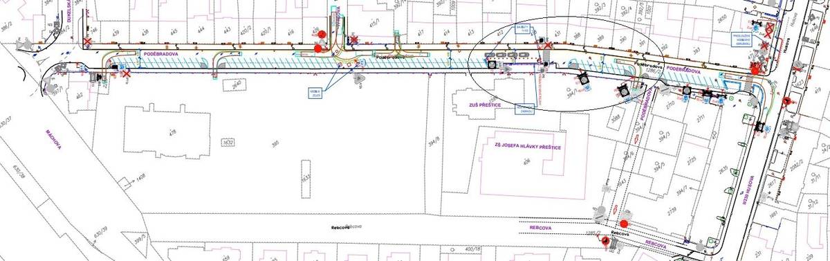 Město Přeštice spouští zkušební úpravy ulice Poděbradova, a to v úseku od ulice Husova až po vyústění do ulice Dukelská u okružní křižovatky. Cílem těchto změn je zvýšit bezpečnost dětí, které denně přicházejí do ZŠ Josefa Hlávky i ZUŠ Přeštice, a zároveň zlepšit plynulost dopravy v době největšího provozu. Úpravy proběhnou v termínu od 24. do 29. října 2025! Dojde ke zjednosměrnění této ulice a vytvoření bezpečných zón pro rychlé vystoupení a nastoupení dětí (Kiss & Ride) v předprostoru ZŠ Josefa Hlávky a ZUŠ Přeštice. K dispozici bude i 9 krátkodobých parkovacích míst (max. 15 minut); současně dojde ke zvýšení celkového počtu parkovacích míst o 31 (ze 42 na 73), které pokryjí obecné a zákonné potřeby dané oblasti (stání vyhrazená / invalidní, zásobovací). Cílem úpravy provozu v této ulici je zajistit bezpečnější pohyb dětí, snížit dopravní napětí během ranní a odpolední špičky a rozšířit parkovací kapacity v ulici. Po skončení zkušebního období bude vyhodnoceno, zda se změny osvědčily – pokud ano, stanou se podkladem pro trvalé řešení celé oblasti. Své názory a podněty k této úpravě můžete zasílat městskému architektovi Karlovi Jandovi na e-mail: architekt@prestice-mesto.cz.