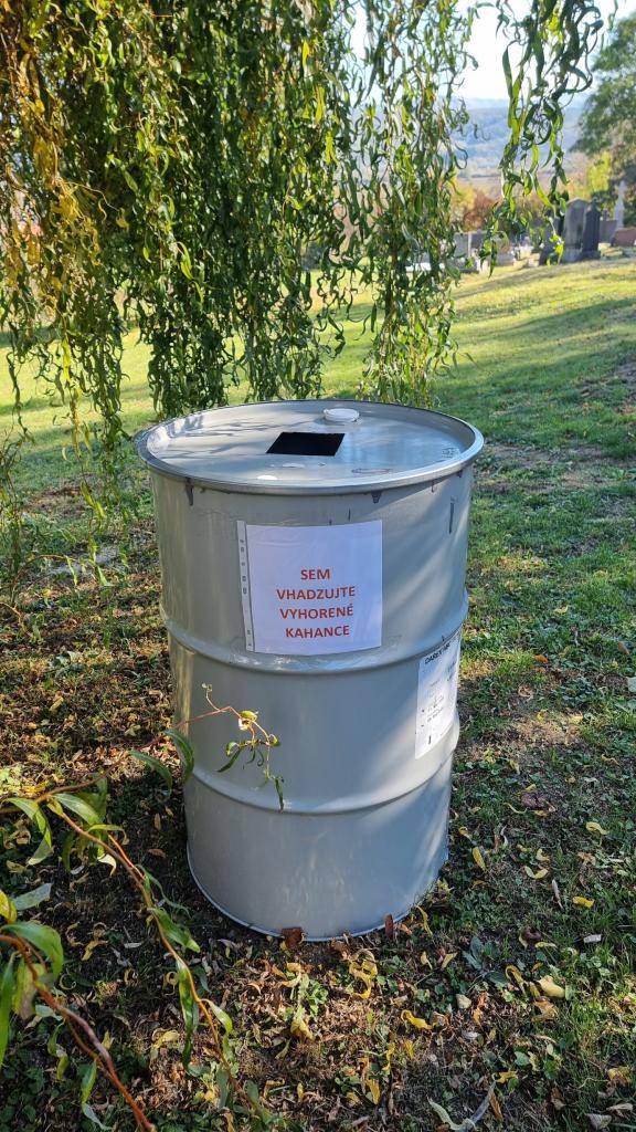 a cintoríne vo Štvrtku pribudol kovový sud určený na zber použitých kahancov, do suda patria plastové časti kahancov a zvyšky sviečok, nepatria - sklo, kovové viečka, iný odpad