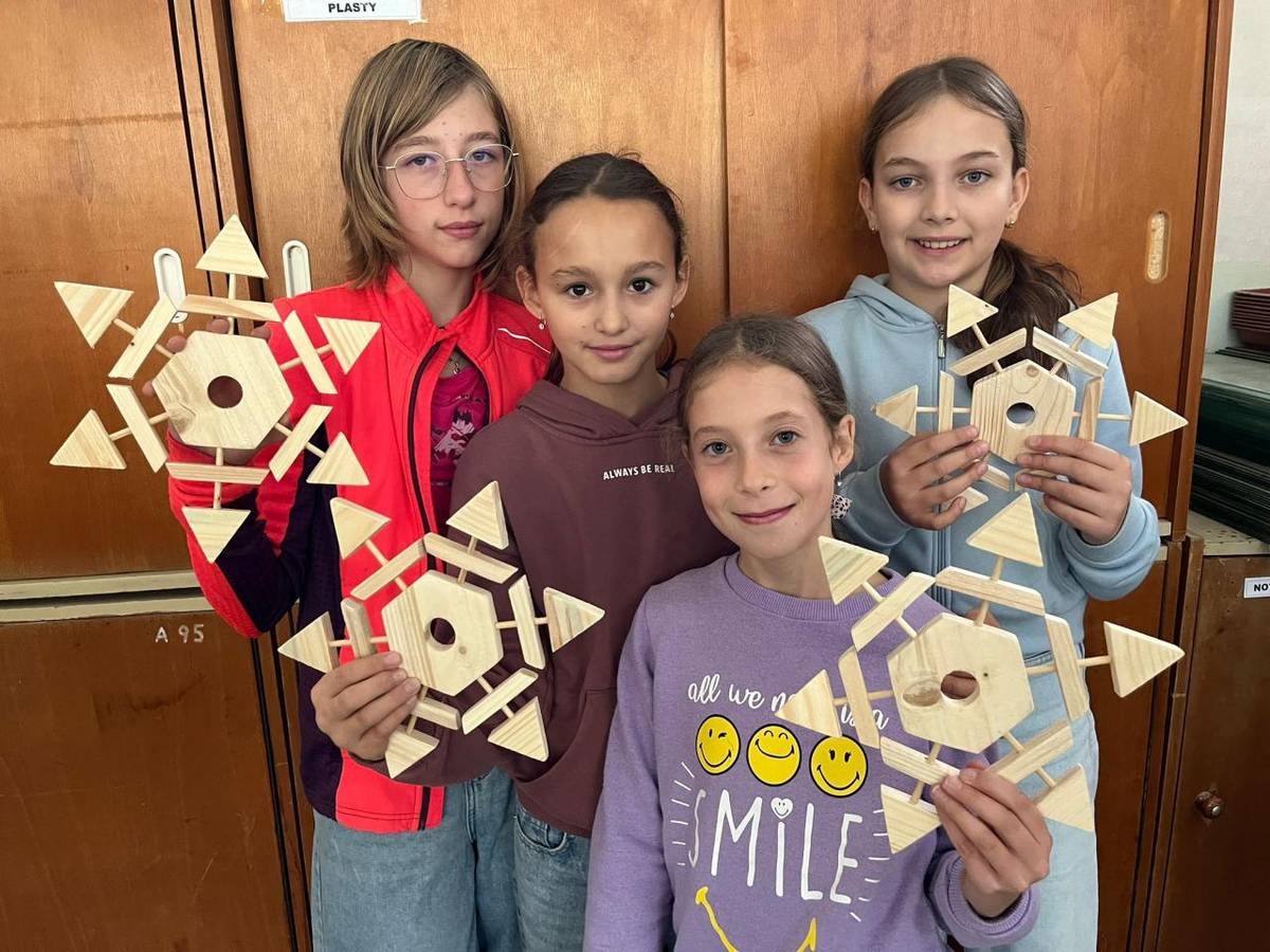 Myslím, že stále platí, co si sami vyrobíme, z toho máme největší radost. Úsměvy a nadšení žáků při práci o tom vypovídají nejlépe!