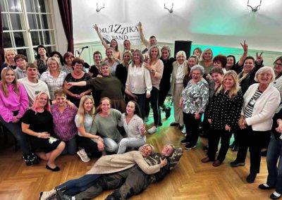 V sobotu 18. října 2025 připravila Kulturní komise obce Braškov od 13:00 hodin sál v Restauraci Pod Hvězdičkami na tradiční společenskou akci – Setkání nejen braškovských rodaček. Od 15:00 hodin začaly přicházet účastnice, které se u vstupu zaregistrovaly. Krátce po třetí hodině zahájilo odpolední program hudební duo pana Ježka, které na akordeon a kytaru zahrálo řadu oblíbených a známých melodií. Po 16. hodině se všechny dámy přesunuly před restauraci, kde je obecní kronikář společně vyfotografoval, aby tak bylo zdokumentováno již třetí setkání braškovských rodaček. Na akci nechyběli ani pan starosta a pan místostarosta, kteří přišli dámy osobně pozdravit. Pan starosta navíc předal dárkový balíček nejstarší rodačce a zároveň občance obce paní Zdeně Malcové. Od 19:00 hodin převzala hudební doprovod místní kapela MUZZZIKA, která hrála až do 23:00 hodin. Atmosféra byla po celý večer velmi příjemná a všech 84 zúčastněných dam si setkání naplno užilo – a už nyní se těší na další ročník této milé tradice.