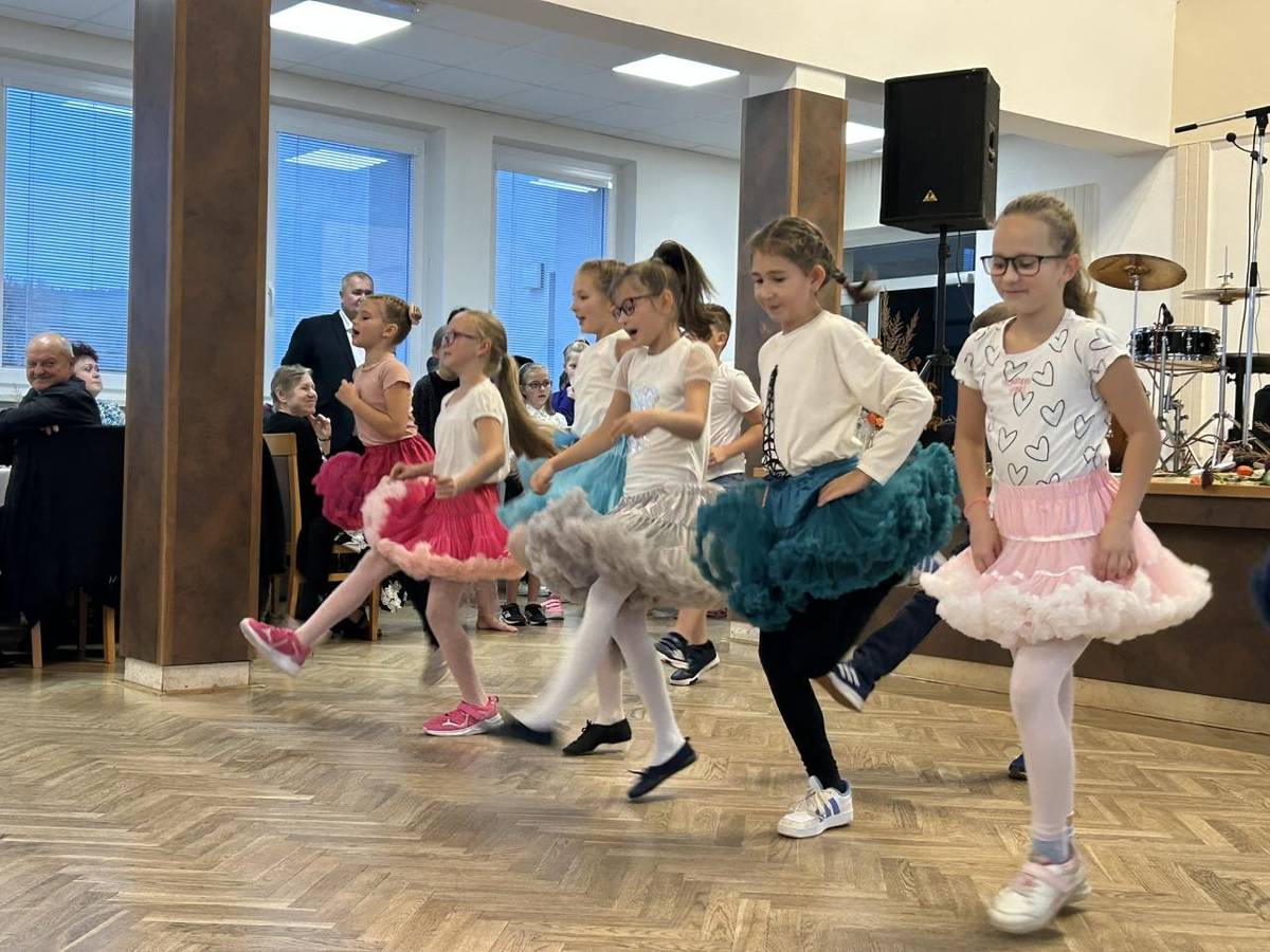 Žáci 4. a 5. třídy si připravili krátký, ale pestrý a zábavný program nejen pro své babičky a dědečky!