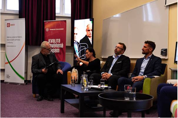 Ve čtvrtek 16. října 2025 se v Třinci na průmyslové škole konalo setkání s místní podnikatelskou sférou a zástupci municipalit Moravskoslezského kraje: Roadshow ZERO TO HERO Aliance pro bezemisní budoucnost. Mezi diskutujícími byl například Kamil Čermák, generální ředitel ČEZ ESCO, Roman Heide, generální ředitel Třineckých železáren, Michal Kokošek, náměstek hejtmana Moravskoslezského kraje, a také primátor města Havířova Ondřej Baránek. Diskuze se točila kolem témat největší výzvy a překážky dekarbonizace v Moravskoslezském kraji, inovace a technologie v oblasti obnovitelných zdrojů či udržitelnost měst, obcí a firem v regionu. https://havirov-city.cz/aktuality/primator-havirova-na-roadshow-zero-hero-trinci