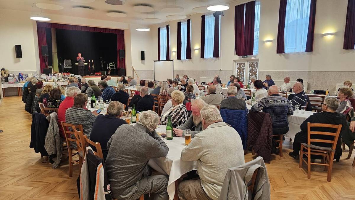 V pátek 10. října 2025 ve 14 hodin se v kulturním domě uskutečnilo tradiční Přátelské setkání se seniory, které se neslo v duchu příjemné atmosféry, vzpomínek i zábavy. Po krátkém úvodním slovu starosty obce následovalo společné uctění památky za zesnulé minutou ticha.