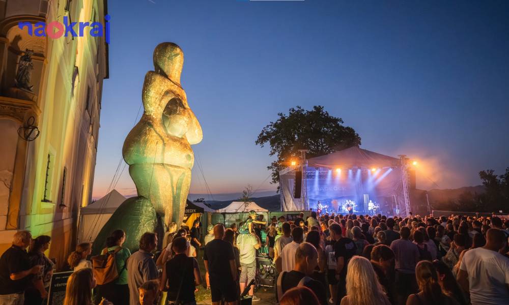 🎬 Nový díl videozpravodaje NaOkraj je tu a rekapituluje srpnové dění v Jihomoravském kraji. Dozvíte se v něm mimo jiné i to, že: ✅ jsme o důležitý krok blíže výstavbě dálnice na Vídeň, ✅ proběhlo setkání s korejskými firmami, které se budou podílet na dostavbě nových jaderných bloků elektrárny Dukovany, ✅ v Letovicích probíhají konečné práce na stavbě nové cyklostezky. Podívejte se, co dál léto přineslo v našem kraji.