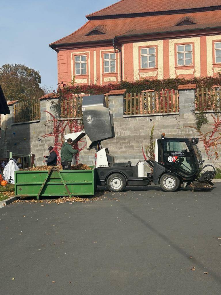 S příchodem chladnějších dnů začaly i práce spojené s podzimní údržbou v naší obci. Naši zaměstnanci střediska údržby se starají o úklid veřejných prostranství, údržbu chodníků a přípravu techniky na zimní měsíce. Děkujeme jim za jejich každodenní práci, která pomáhá udržovat naši obec čistou.