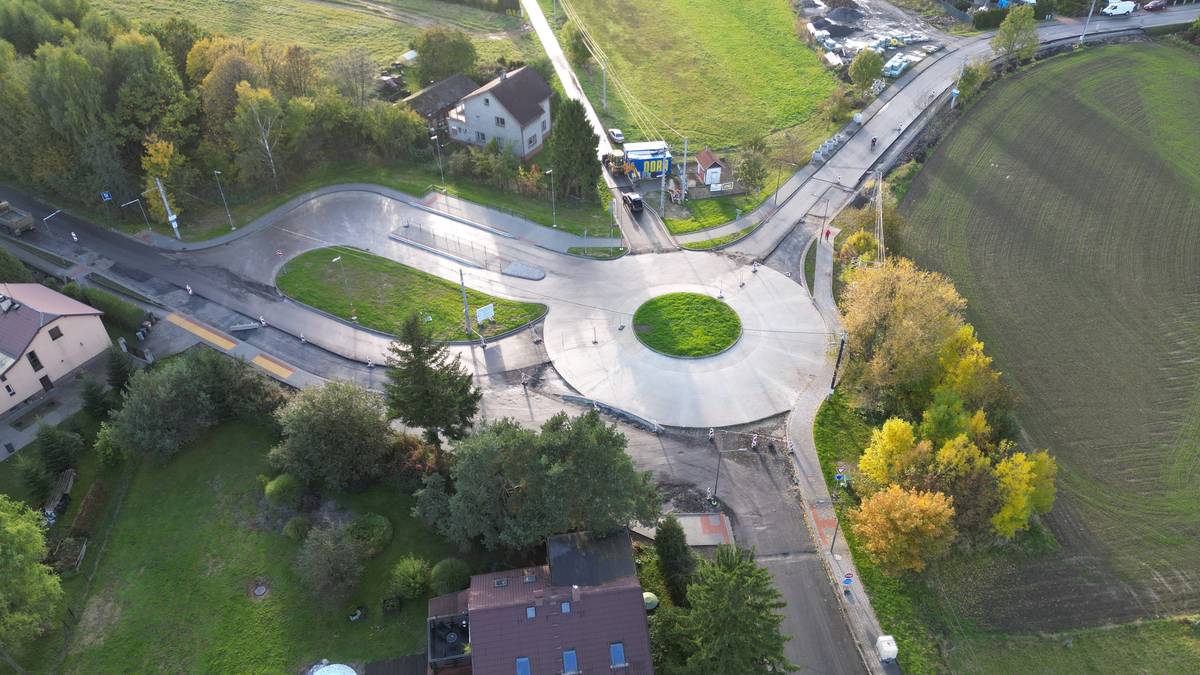 Informuje občany o prodloužení uzavírky křižovatky „Rozcestí“ z důvodu technických potíží, které se objevily při realizaci dešťové kanalizace na stavebním objektu SO 103 – Komunikace II/471 v katastru Bohumín – Záblatí. Celková uzavírka křižovatky potrvá minimálně do konce listopadu 2025. Řidiče žádáme o trpělivost a důsledné dodržování přechodného dopravního značení a objízdných tras. Stále se objevují případy, kdy dochází k neoprávněnému vjezdu do uzavřeného úseku, čímž dochází k ohrožení bezpečnosti provozu i pracovníků stavby. Děkujeme za pochopení a ohleduplnost při pohybu v dotčené oblasti.