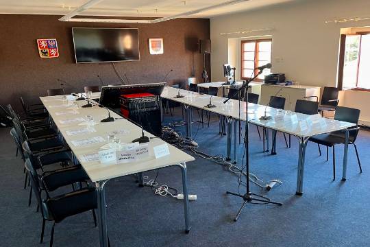 Vážení občané.    Dovolujeme si Vám připomenout, že dnešní zasedání Zastupitelstva města Hostivice se koná ve 2. patře Městského úřadu Hostivice od 9:00 hod. Účastnit se můžete osobně nebo jej sledovat prostřednictvím živého přenosu na YouTube města na následujícím odkazu:  https://youtube.com/live/mCy8rh78mGE?feature=share