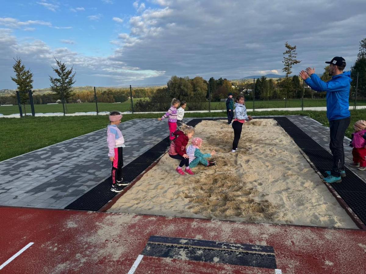 V pondělí nám počasí opravdu přálo, a tak se atletika konala venku! Děti si vyzkoušely běh na dráze, kterou jim trenérka připravila , a také si s nadšením zaskákaly do písku.  Fotky, mluví za vše!