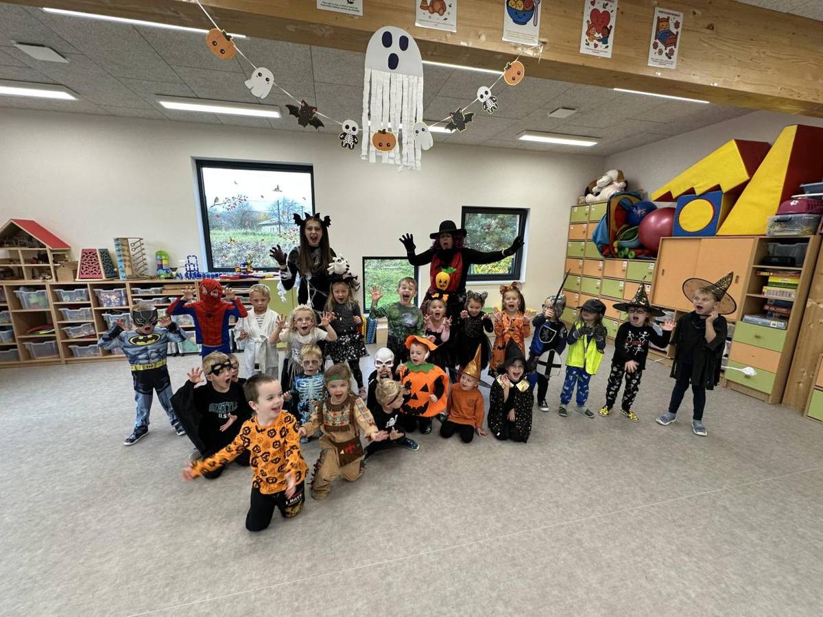 22. října 2025 proběhl v mateřské škole halloweenský den. Děti si užily zábavné dopoledne plné her a radovánek v nápaditých kostýmech.