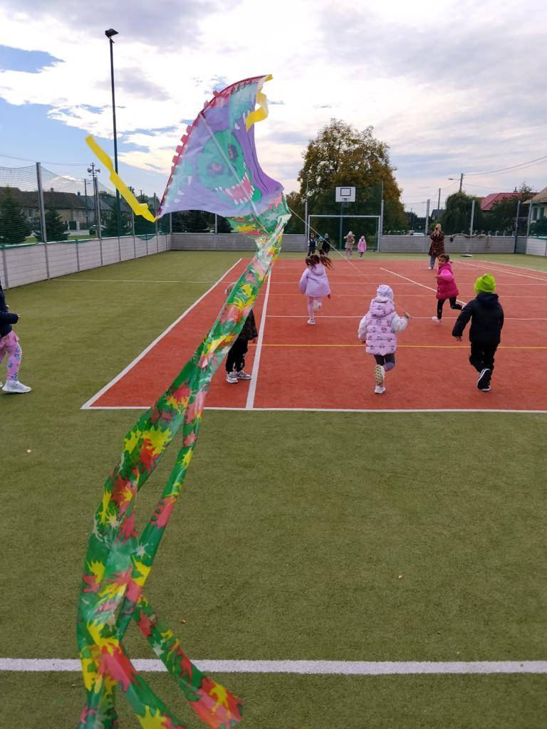 Tento týždeň sa niesol v atmosfére smiechu, hier a dobrej nálady. Deti si prostredníctvom rôznych činností rozvíjali poznanie, tvorivosť aj spoluprácu. Rozprávali sme sa formou kvízu o jablku – akú má farbu, odkiaľ sa berie, kde rastie, aký má tvar, vôňu a čo všetko sa z neho dá pripraviť.