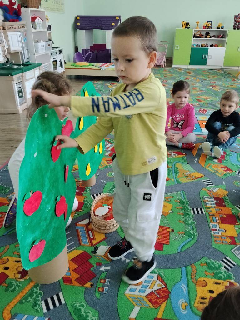 Začiatok týždňa sme venovali jeseni. Deti sa rozprávali o ročných obdobiach, pozorovali zmeny v prírode a diskutovali o úrode, ktorá sa práve zbiera. Zaujímali sa o farby listov, plody stromov a zeleniny a spoločne pomenovávali jednotlivé druhy ovocia a zeleniny.