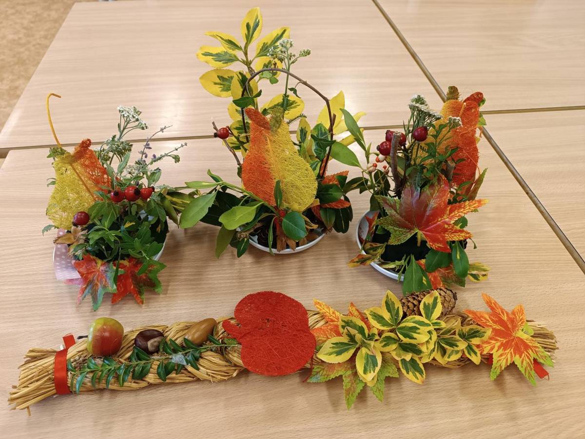 Ve středu 22. října jsme si vyrobili podzimní mističky a copánky z různých přírodnin. Moc nás to bavilo. Výrobky byly  povedené. Doma máme krásnou výzdobu.