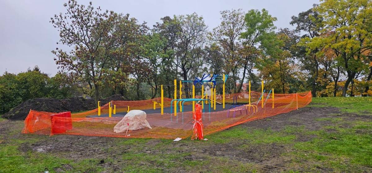 Žádáme občany, aby dočasně nevstupovali do oploceného prostoru výstavby workoutového hřiště, a to z důvodu probíhající aplikace podlahového povrchu.  Vstup by mohl narušit technologický proces a bezpečnost osob.    Děkujeme za pochopení a ohleduplnost.    Obec Havraň