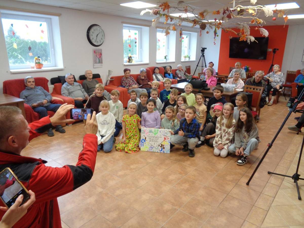 Vystúpenie detí pri príležitosti "mesiac úcty k starším". Pani učiteľka p. Poliaková a p. Rybáriková si prichystali s detičkami druhého a tretieho ročníka krásne vystúpenie, kde sa recitovalo, spievalo aj hralo na heligónke. Celé vystúpenie kameroval p. dekan Špita, aby nám zvečnil toto vystúpenie