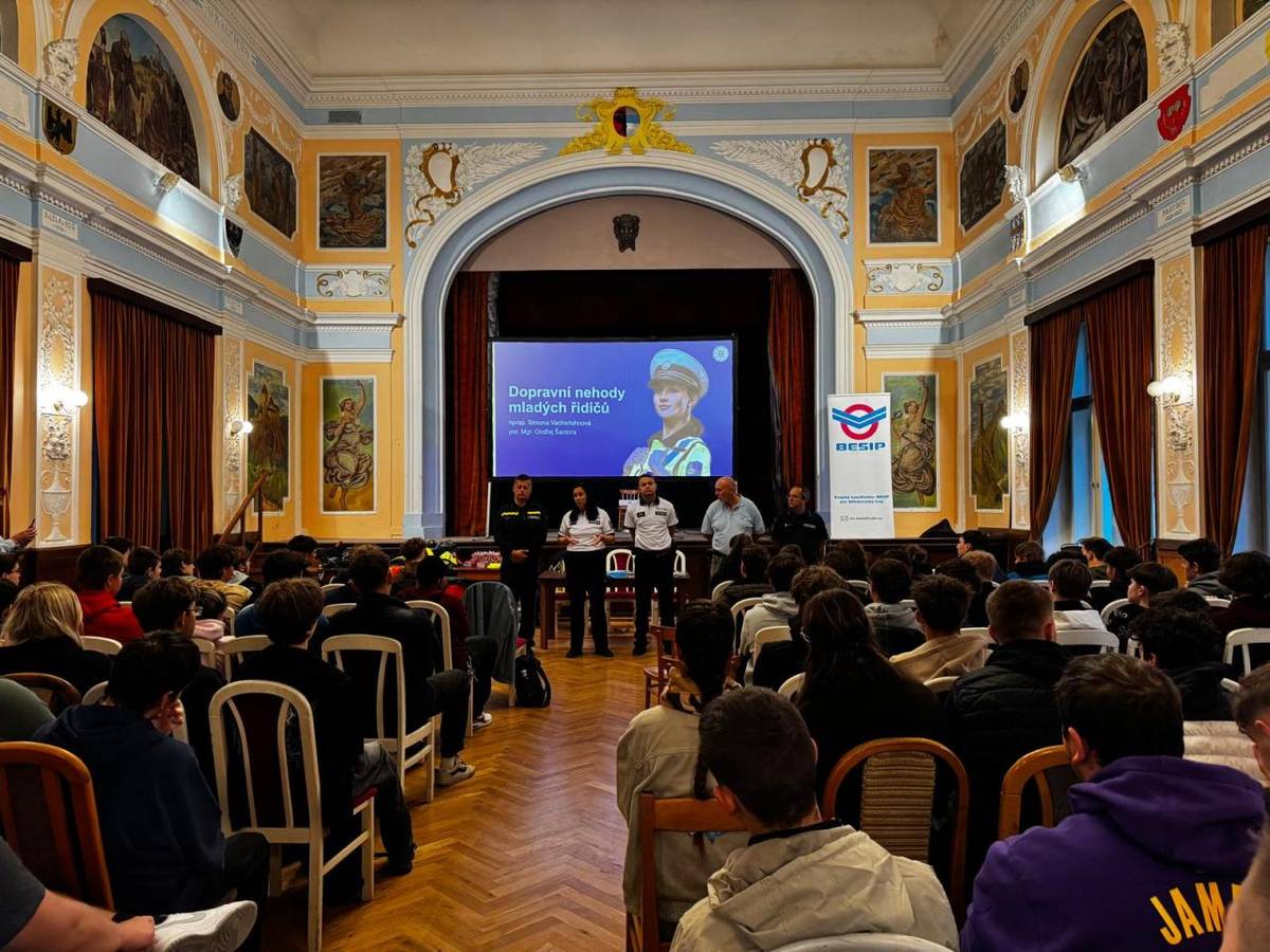 Dopravní nehody nejsou jen statistickými čísly v tabulkách. Za každou z nich se skrývá lidský příběh, často se smutným koncem. I proto se ve středu 9. října v prostorách radnice městského úřadu v Hořovicích uskutečnila rozsáhlá preventivní akce.