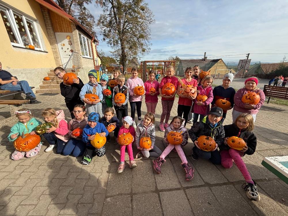 V úterý 21. října se ve školní družině konala oblíbená podzimní akce - dlabání dýní.