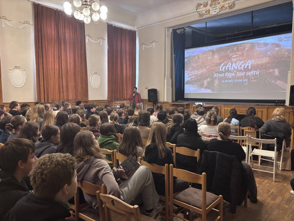 Žáci 8. ročníku spolu s 9. B se v úterý 21. 10. 2025 vydali na cestu za poznáním do Asie. Multimediální promítání v rámci projektu Planeta Země 3000 nás přeneslo na pouť podél břehů posvátné řeky Gangy, která je jedním z tradičních pilířů celé Indie.