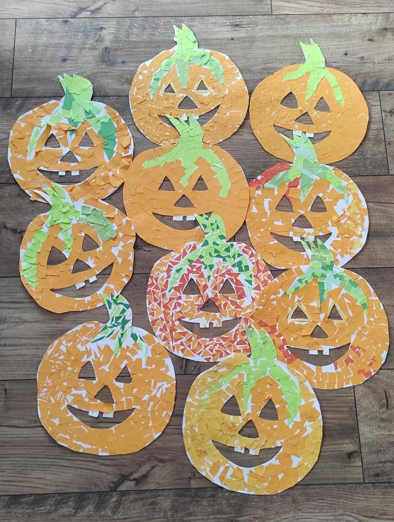 Děti z 2.B se již těší na Halloween, den plný strašidelných bytostí, ale hlavně legrace. K tomu všemu samozřejmě patří podzimní dekorace laděné do halloweenského pojetí, jako třeba mozaika dýní s obličejíčkem, které si právě děti z 2.B vyrobily a které nám nyní zdobí školu :-).