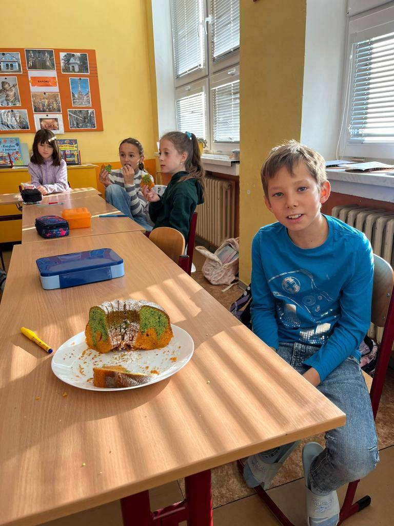 Žáci 5. ročníku dostali za domácí úkol napsat recept. Jeden z našich žáků nám svůj domácí úkol přinesl i ochutnat! A byl výborný. Děkujeme Tadeáši za výborné pohoštění :-).