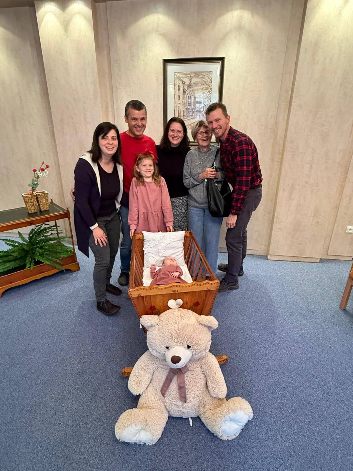 📅 18. října 2025 v 9:00 hodin  📍 Obřadní síň Městského úřadu Kraslice   S radostí jsme přivítali do života tři nové občánky našeho města. Slavnostní chvíle byla plná úsměvů, hudby a milých slov, které doprovodily první kroky těch nejmenších na jejich životní cestě.   🎀 Marie Merle – narozena 01.08.2025  🧢 Maxmilián Kursa – narozen 19.03.2025  🧢 Jiří Kvaššay – narozen 17.05.2025   👧 1 holčička  👦 2 chlapečci   🧢 Jakub Sámek – narozen 24.12.2024 se bohužel nemohl dostavit.   Děkujeme rodičům, že se s námi podělili o tento výjimečný okamžik. Přejeme dětem i jejich rodinám mnoho zdraví, štěstí a lásky.