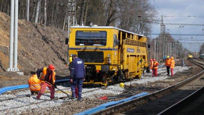 Ve dnech 25. října až 14. listopadu dojde k rozsáhlé výluce mezi stanicemi Praha-Uhříněves a Říčany. Důvodem je stavba přeložky tratě v souvislosti se stavbou 390 m dlouhého tunelu pro Pražský okruh.  Koncem října budou následující noční vlakové spoje nahrazeny náhradní autobusovou dopravou:  Datum: 25./26., 26./27., 27./28. října Čas: 23:20 – 4:30  Úsek: Praha-Uhříněves – Říčany   Do poloviny listopadu pak bude v pracovních dnech zaveden výlukový jízdní řád:  Datum: 3. – 7. a 10. – 14. listopadu Čas: viz příloha Úsek: Praha-Uhříněves – Říčany  Osobní vlaky s předčíslím 91xx končí a začínají ve stanici Praha-Uhříněves a nepojedou v trase Praha-Uhříněves – Říčany. Až do 21:00 bude zaveden 30minutový interval, stejný jako o víkendu. Za úsekem s výlukou se u vlaků očekává navýšení zpoždění asi o 5 až 10 minut.  Výlukové jízdní řády najdete na webu Prahy 22 na tomto odkazu 🔗 https://www.praha22.cz/zpravy/doprava/d0-511-bechoviced1/sokp-511-vyluka-na-zeleznici-smer-ricany-ve-dnech-2510-1411-7146cs.html 🔗