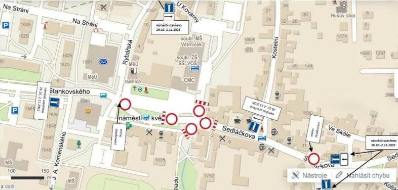 Z důvodu rozsáhlé opravy křižovatky na náměstí (po poruše vodovodního řadu) musíme opravit celou křižovatku, včetně chodníků a odbočky do parku Sady 17. listopadu. Z tohoto důvodu bude nutné náměstí uzavřít pro veškerou dopravu v termínu 26. 10. - 2. 11. 2025. Tento termín byl zvolen záměrně s ohledem na státní svátek, kdy mnozí občané využívají volno prodlouženého víkendu, zároveň jsou podzimní prázdniny školáků a čtvrtek a pátek mají obě základní školy ředitelské volno. S ohledem na rozsah prací není vhodnějšího týdne. Objízdná trasa povede ulicemi: Sedláčkova, Masarykova, Palackého, Rumunská, Sokolovská, Stankovského. Doprava BUS: zastávka Čelákovice náměstí bude zrušena Cílem je stavbu realizovat co nejrychleji, její délka bude závislá na meteorologických podmínkách a rozsahu poškození podkladních vrstev v křižovatce. Uděláme maximum, aby stavba byla dokončena v nejkratším termínu, ale také s důrazem na kvalitu opravy. Konání Polabské Farmářské Trhy nebude omezeno. Omlouváme se za komplikace a děkujeme za pochopení.