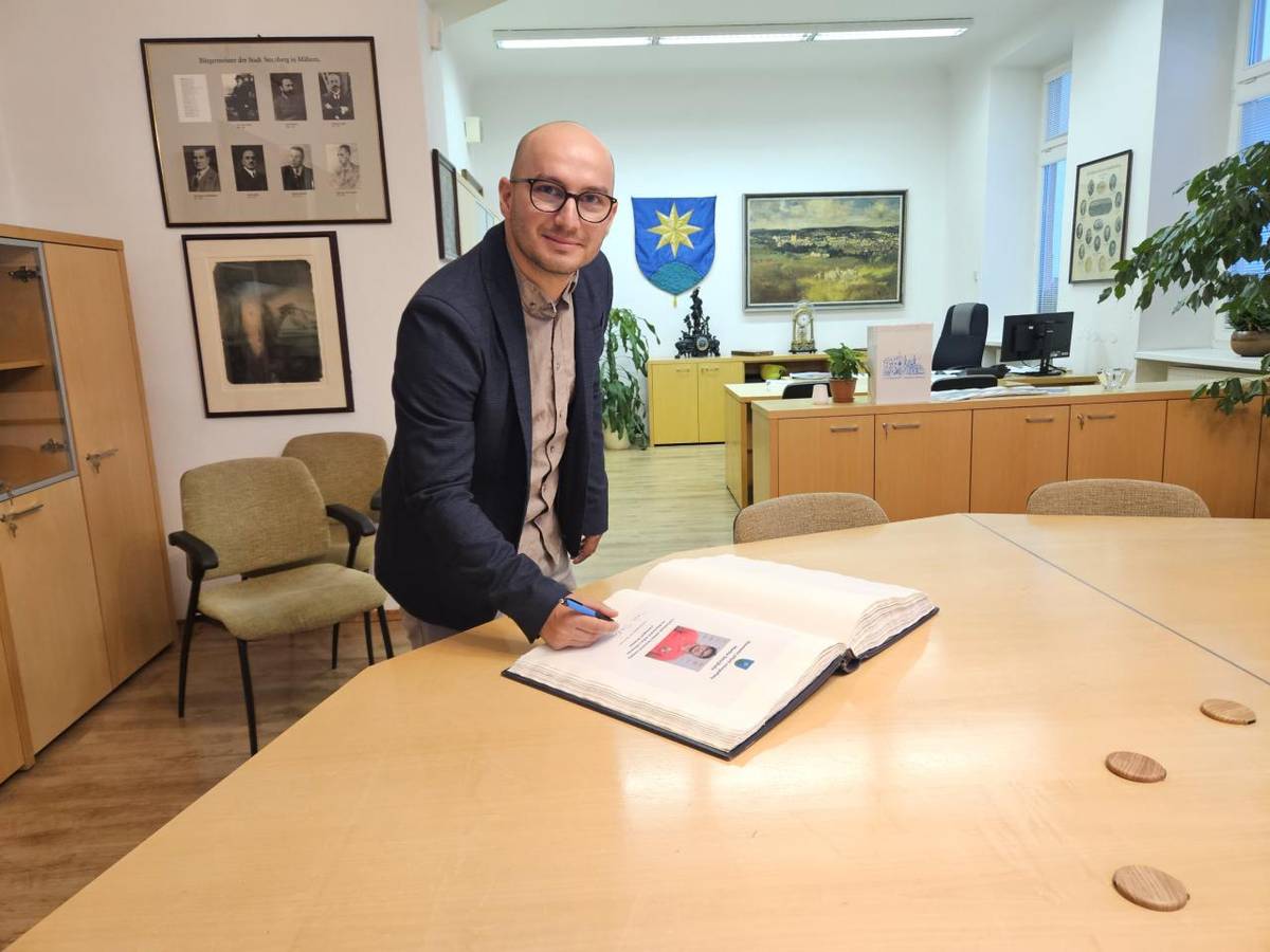 Ve středu 22. října se na radnici do pamětní knihy města zapsal minigolfový mistr Evropy Marek Smejkal, šternberský rodák, který velmi úspěšně reprezentuje klub BGS Hardenberg Pötter v německé Bundeslize – nejvyšší soutěži v minigolfu v Německu.