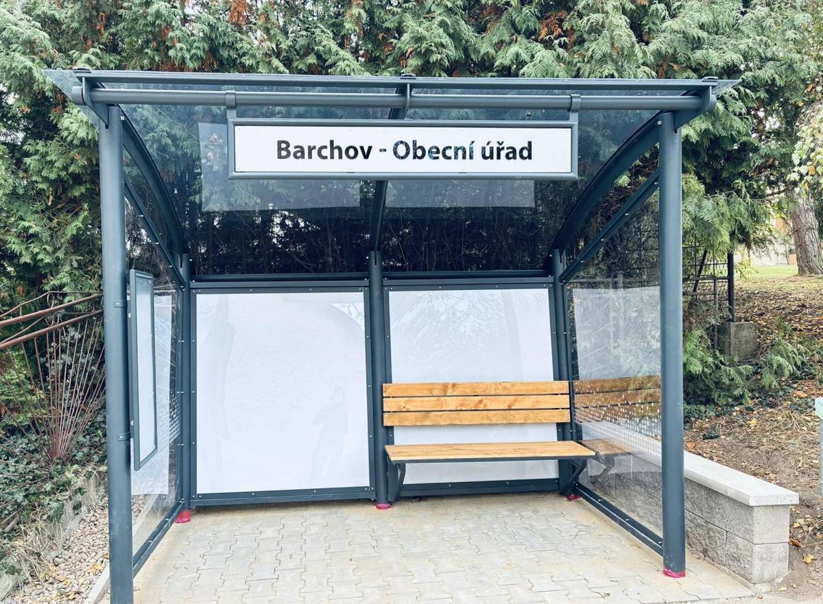 Nová autobusová zastávka u Obecního úřadu, jejíž realizace byla spolufinancována z dotačního titulu Pardubického kraje - Program obnovy venkova 2023+.