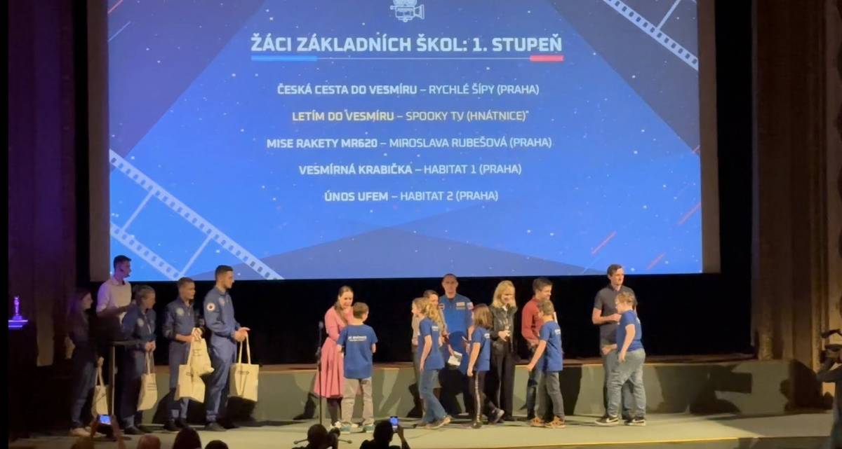 Celorepublikové finále v Praze jsme s přehledem vyhráli a včera jsme si odvezli domů první místo v kategorii 1.stupeň ZŠ! Naše píseň Letím do Vesmíru zaujala i Jirku Mádla a Aňu Geislerovou a stala se znělkou soutěže. Na reportáž ze soutěže se můžete podívat dnes nebo zítra v 18:40 na ČT Déčko.    Hlavní soutěž jsme vyhráli, nyní však ještě probíhá soutěž o cenu veřejnosti (do pátku 24.10.), kterou můžete ovlivnit i vy Vaším hlasováním. Pokud se Vám naše video líbí, rozklikněte odkaz a na YouTube videu zanechte palec nahoru .   https://www.youtube.com/watch?v=oeWk1lZAoR4   Děkujeme   ZŠ Hnátnice