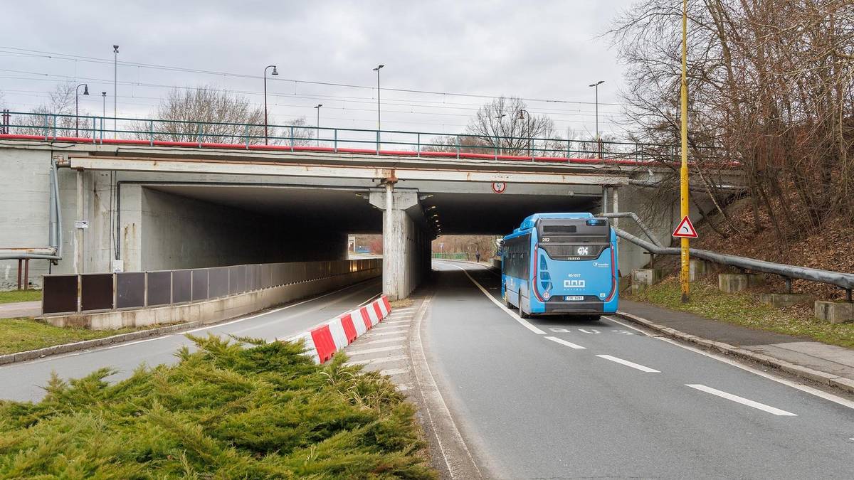 Z důvodu odstraňování havarijního stavu dilatací mostních konstrukcí, bude od pondělí 27. října 2025 od 7 hodin uzavřena část železničního podjezdu na ulici U Nádraží u vlakového nádraží v Havířově. V části průjezdu ve směru od kruhového objezdu k prodejně Lidl bude doprava vedena obousměrně. Omezení potrvá cca týden dle postupu prací, poté bude provoz v daném úseku obnoven v plném rozsahu. Prosíme řidiče o bedlivé sledování přechodného dopravního značení. https://havirov-city.cz/aktuality/pod-zeleznicnim-podjezdem-na-ulici-nadrazi-se-bude-jezdit-jedne-casti-obousmerne