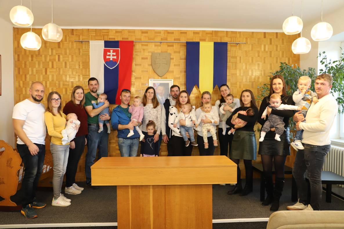 V pondelok 20. októbra 2025 sa v obradnej miestnosti Obecného úradu Chocholná-Velčice uskutočnilo slávnostné uvítanie detí do života.