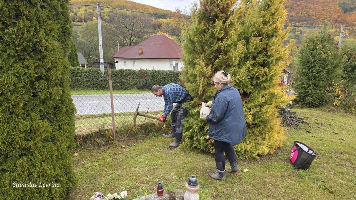 Nezisková organizácia Senior plus n.o. so sídlom v Rochovciach dnes sponzorsky zakúpila a vysadila 250 cibúľ tulipánov a narcisov na miestnom cintoríne v Rochovciach, z vnútornej strany oplotenia.
