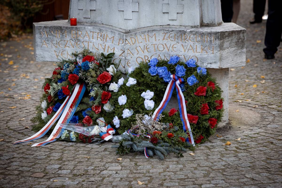 Město Lysá nad Labem si vás dovoluje pozvat na oslavy u příležitosti Dne vzniku samostatného československého státu. Dne 28. října před 107 lety by Praha dějištěm události, která změnila naše dějiny. Toho dne v poledne převzal Národní výbor kontrolu nad českými zeměmi a vyhlásil samostatný stát a bylo vydáno první provolání o vzniku Československa. Zápis v Pamětní knize železniční stanice v Lysé nad Labem tento významný den popisuje takto: „Dnem 28. října 1918 zhroutilo se panství rakousko-uherské říše a nastává nová lepší doba pro československý národ prohlášením jeho samostatnosti.“ Za touto radostí však stály také oběti. Čtyři roky předtím zuřila první světová válka, která si vyžádala miliony životů po celé Evropě. Také naše město zaplatilo svou daň – mnoho lyských občanů odešlo na frontu a už se nikdy nevrátilo domů. Bojovali v uniformách armády, která nebyla jejich, za zájmy cizí říše. Řada z nich posléze vstoupila do československých legií. Někteří padli ve Francii a další u Zborova. Právě vzpomínka na padlé je nedílnou součástí oslav 28. října. Připomínáme si, že svoboda není samozřejmost a že byla vykoupena krví těch, kteří se už nedožili chvíle, kdy se jejich sen stal skutečností. Program oslav – úterý 28. října 2025 Společně uctíme památku našich občanů padlých v 1. světové válce a položíme květiny a věnce za účasti představitelů města, TJ Sokol, baráčníků, Klubu důchodců, Klubu důchodců Litol, spolků, škol a veřejnosti. 14:00 – Pomník T. G. Masaryka v Litoli Dobrovského sady Začneme u pomníku prezidenta osvoboditele, muže, který dokázal svět přesvědčit o oprávněnosti našich národních snah a který se stal symbolem boje za samostatnost. 15:00 – Pomník padlých lyských občanů v 1. světové válce náměstí B. Hrozného Pietní akt u pomníku se jmény našich spoluobčanů, kteří za svobodu zaplatili nejvyšší cenu. 15:30 – 17:00 – Den otevřených dveří staré budovy radnice Výstava dokumentů vztahujících se k 28. říjnu 1918 v našem městě ze sbírek Státního okresního archivu Nymburk se sídlem v Lysé nad Labem. Přijďte se podívat na dokumenty z doby vzniku Československa a zjistěte, jak ten historický den vypadal právě v Lysé nad Labem. 17:00 – Promítání filmu Masaryk Městské kino, vstup volný Filmový příběh o cestě k samostatnosti a o lidech, kteří za ni bojovali.